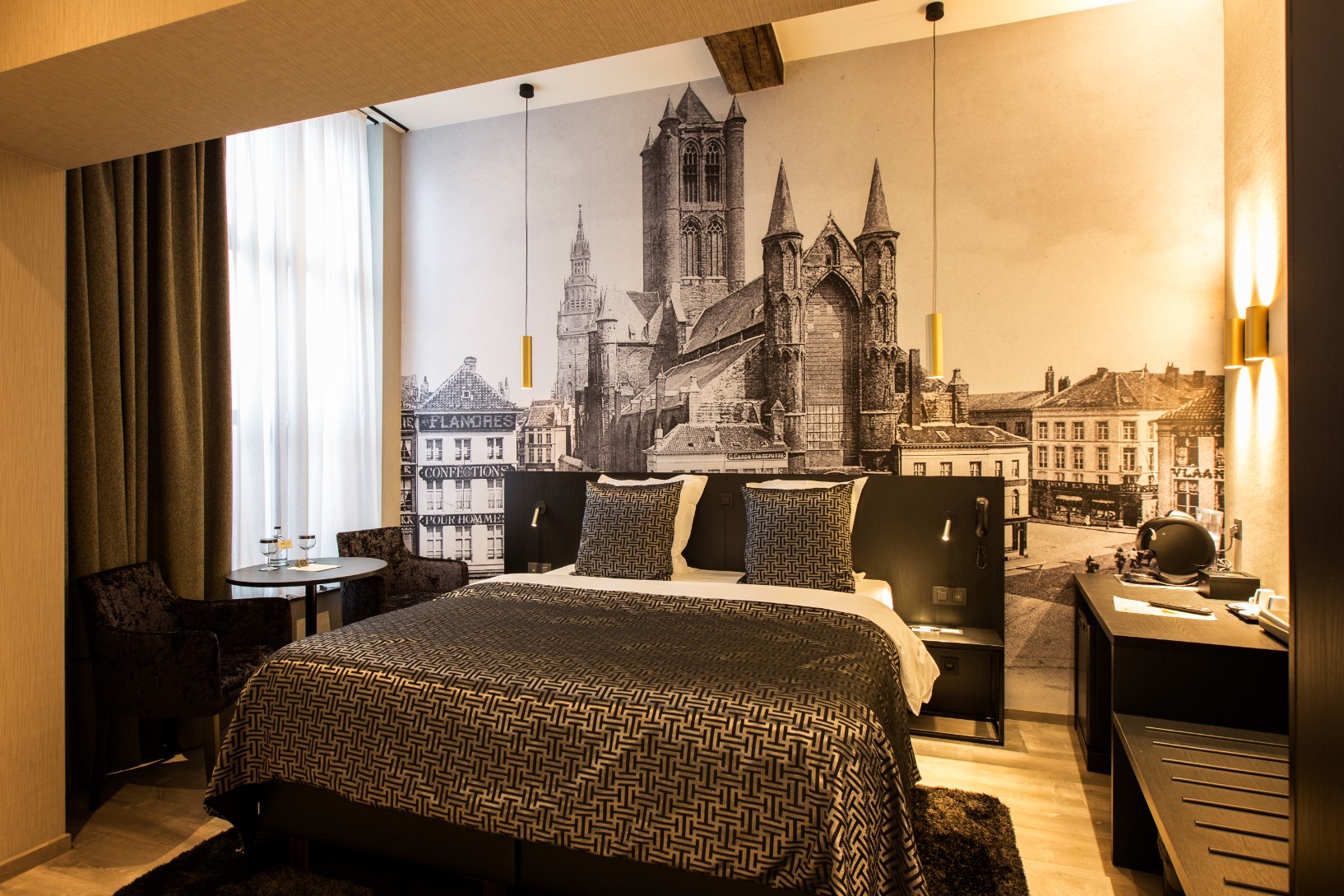Cosy kamer met een grote muurschildering van historische architectuur